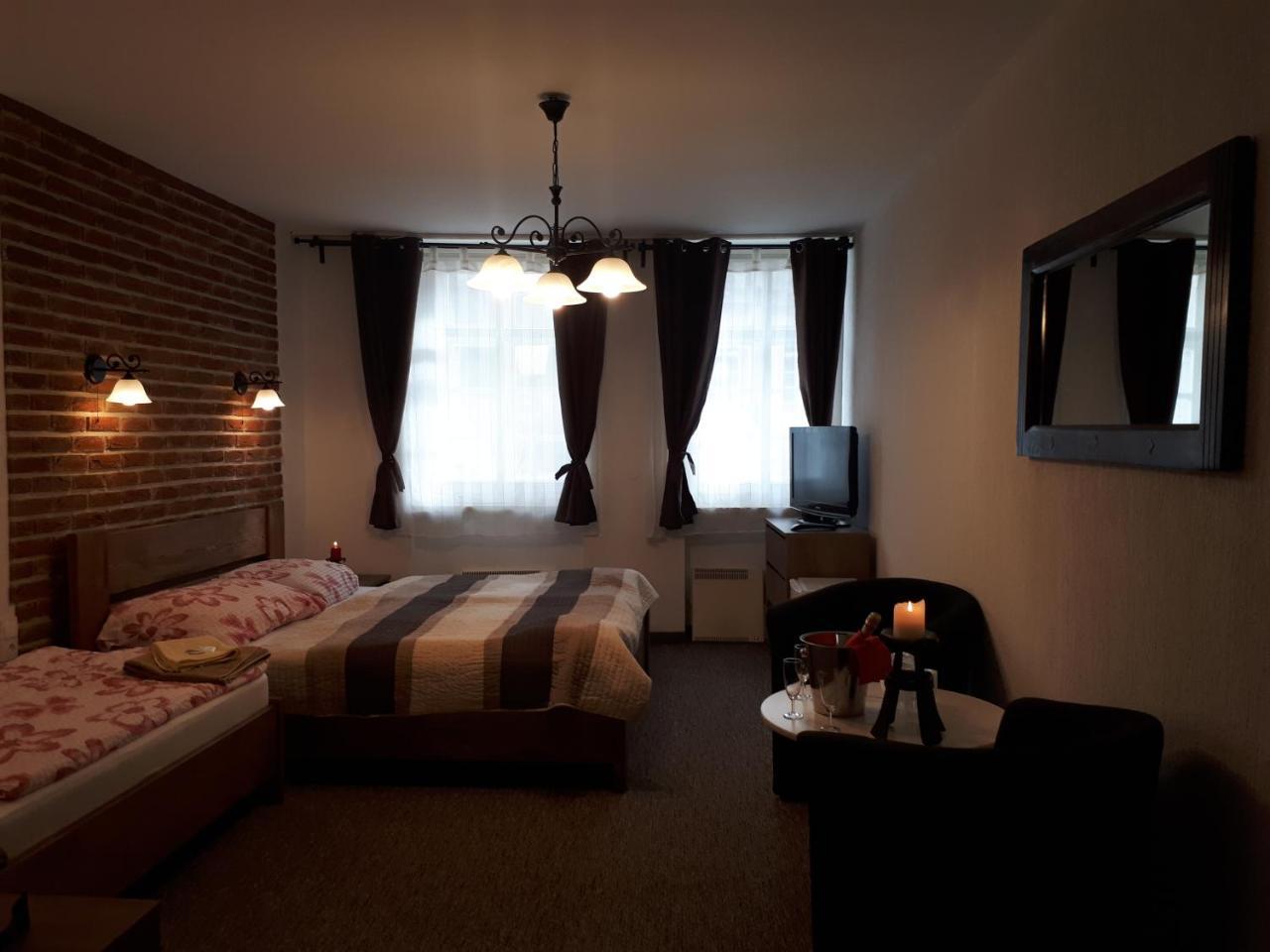 Penzion - Restaurant U Zamku Bečov nad Teplou Extérieur photo